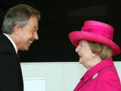 Tony Blair saluda a Margaret Thatcher en 2007.