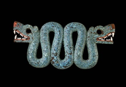 La pieza más emblemática del periodo prehispánico en manos del Museo Británico es una serpiente de dos cabezas hecha en mosaico turquesa. Se cree que habría sido un obsequio de Moctezuma, último emperador de Tenochtitlán, a Hernán Cortés. “Mascaras hay muchas pero serpientes como esta ninguna en el mundo" dice el experto en arte prehispánico Miguel Gleason. La serpiente de dos cabezas fue realizada por los mixtecos entre el 1400 y el 1521 dc. Está confeccionada con turquesa, considerada la piedra más valiosa de todas las piedras verdes, (chalchihuites) fuente de vida y agua.