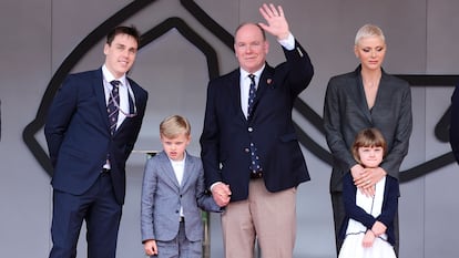 Alberto de Mónaco junto a Charlene y sus hijos Jacques y Gabrielle.