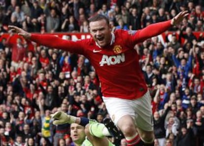 Wayne Rooney, la estrella del Manchester United, celebra un gol.