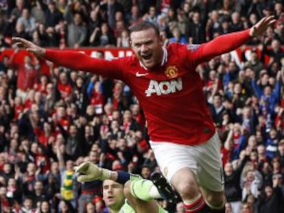 Wayne Rooney, la estrella del Manchester United, celebra un gol.