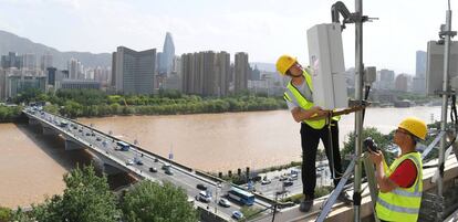 Operarios instalan antenas 5G en Lanzhou, China. 