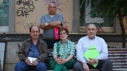 Luis &Aacute;ngel, Concepci&oacute;n, Jes&uacute;s (sentados, de izquierda a derecha) y Miguel &Aacute;ngel (de pie), denunciantes de Antonio Arroyo. 