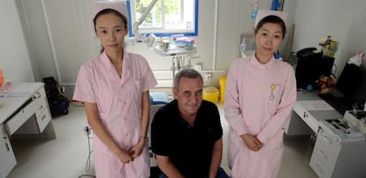 El doctor Pablo Furelos, en su consulta del Hospital Shanghai Pudong Charity.