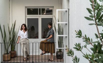 Silvia Ortiz e Inés López-Quesada, directoras de Travesía Cuatro, en la sede mexicana.