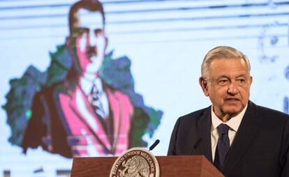 El presidente López Obrador durante una conferencia de prensa en 2020, con Lázaro Cárdenas en una imagen de fondo