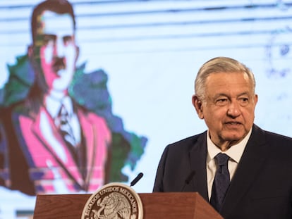 El presidente López Obrador durante una conferencia de prensa en 2020, con Lázaro Cárdenas en una imagen de fondo.