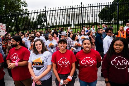 Inmigrantes activistas afuera de la Casa Blancaa exigen a Biden que cumpla su promesa de un camino a la ciudadanía, en septiembre de 2023.