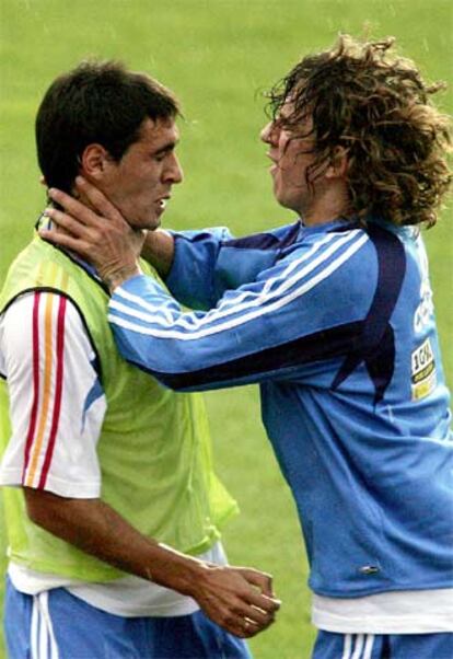 Un imagen de la pelea entre Vicente y Puyol durante el entrenamiento de ayer de la selección española en Las Rozas (Madrid).