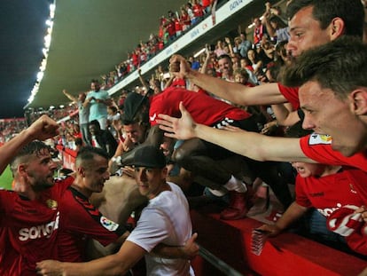 Jugadors i afici&oacute; celebren la perman&egrave;ncia del N&agrave;stic.