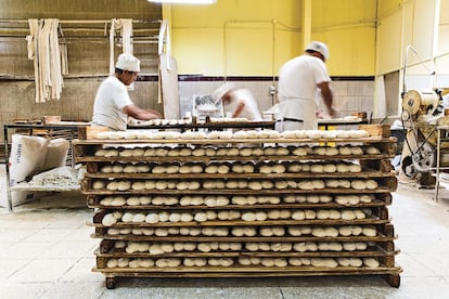 Para la primera fermentación de la marraqueta, que en muchas panaderías se sigue ovillando a mano, la masa, dispuesta en tablas de madera apiladas, se deja cerca del horno o de alguna fuente de calor.