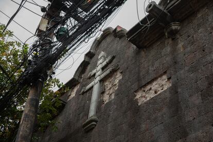 Huecos dejados por las lozas en la fachada de la Casa de La Campana, que se cayeron durante el sismo.