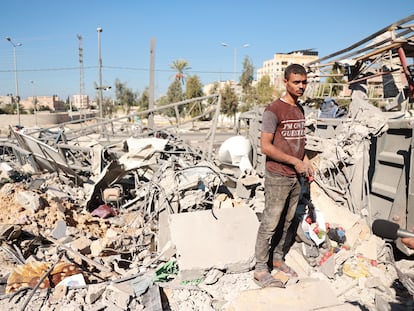 Un hombre camina sobre escombros tras un bombardeo israelí en Gaza, el mes pasado.