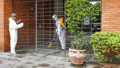 Aplica&ccedil;&atilde;o, em maio, de inseticida contra o Aedes aegypti, em Porto Alegre.