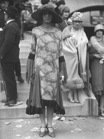 Vestido estampado de flores con superposición de retales de gasa.