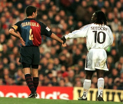 Los futbolistas Guardiola ( del Barça) y Seedorf ( Real Madrid) de espaldas, se saludan durante el encuentro que enfrentó a amabos equipos 12/08/1999