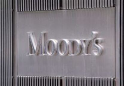 Logo de la agencia de calificaci&oacute;n Moody&#039;s en la fachada de su sede en Nueva York (EE.UU.)