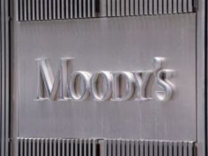 Logo de la agencia de calificaci&oacute;n Moody&#039;s en la fachada de su sede en Nueva York (EE.UU.)