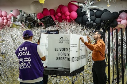 Installation of a box in Mexico City.