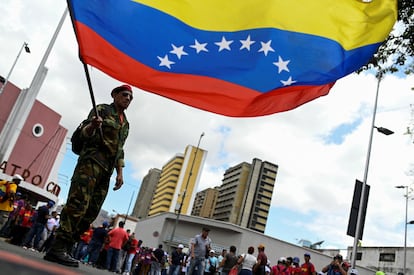 Un seguidor del presidente venezolano, Nicolás Maduro, ondea una bandera venezolana.