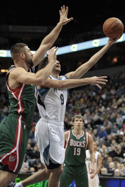 Ricky Rubio intenta encestar superando a Jon Brockman.