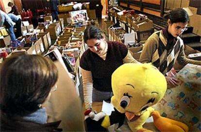 Los Reyes Magos han instalado en el Raval uno de los almacenes donde guardan los juguetes que repartirán entre los niños de familias necesitadas.