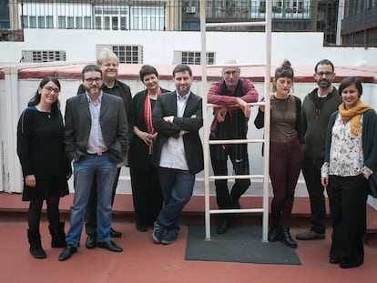 Integrants de la revista Enderrock i la traductora Mary Ann Newman ahir, amb els escriptors Martín Piñol, David Cirici, Maria Cabrera, Oriol Canosa i Jenn Díaz.