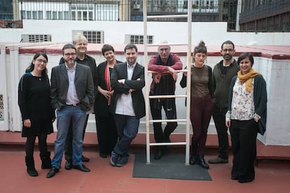 Integrantes de la revista Enderrock y la traductora Mary Ann Newman posan, ayer, junto a los escritores Martín Piñol, David Cirici, Maria Cabrera, Oriol Canosa y Jenn Díaz.