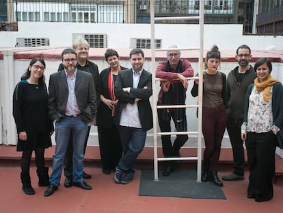 Integrantes de la revista Enderrock y la traductora Mary Ann Newman posan, ayer, junto a los escritores Mart&iacute;n Pi&ntilde;ol, David Cirici, Maria Cabrera, Oriol Canosa y Jenn D&iacute;az. 