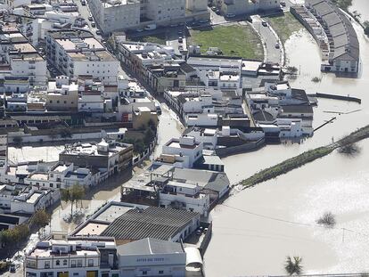 Inundación de fincas y viviendas en Lora del Río tras las lluvias del lunes y martes.