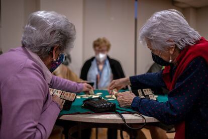 Varias señoras practican un juego de mesa, en una foto de archivo en una residencia de la Comunidad de Madrid.