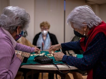 Varias señoras practican un juego de mesa, en una foto de archivo en una residencia de la Comunidad de Madrid.