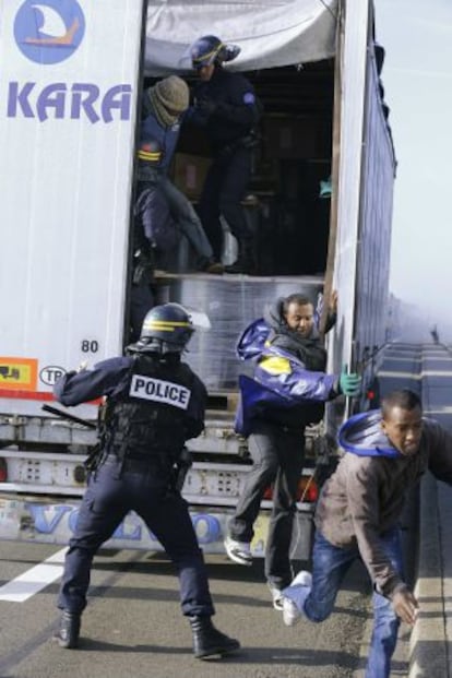 La polic&iacute;a francesa detiene a unos inmigrantes en Calais.