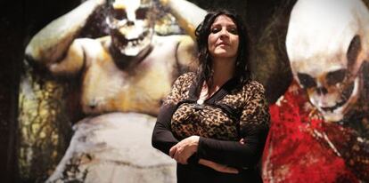 Lita Cabellut, frente a uno de sus cuadros.