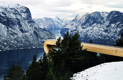 <b>MIRADOR DE AURLAND (NORUEGA) / TODD SAUNDERS & TOMMIE WILHELMSEN. </b>Este mirador a 640 metros sobre el fiordo de Aurland fue inaugurado en 2006. “A pesar de que hemos optado por una forma expresiva, buscamos también la contención minimalista, en un intento de conservar y complementar la naturaleza”, escriben los arquitectos noruegos Todd Saunders y Tommie Wilhelmsen. La rampa mide 33,6 metros de largo y 13,5 de alto y se sustenta sobre una estructura de acero galvanizado y madera de pino.