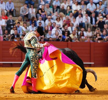 Lama de Góngora, a la verónica en su primer toro.