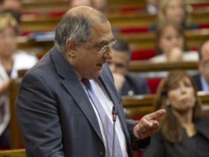 El portavoz del grupo parlamentario socialista (PSC), Joaquim Nadal, durante su intervención en la sesión de control al gobierno de la Generalitat.