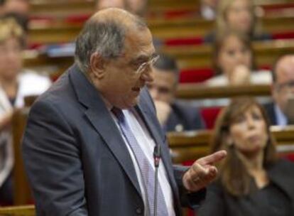 El portavoz del grupo parlamentario socialista (PSC), Joaquim Nadal, durante su intervención en la sesión de control al gobierno de la Generalitat.