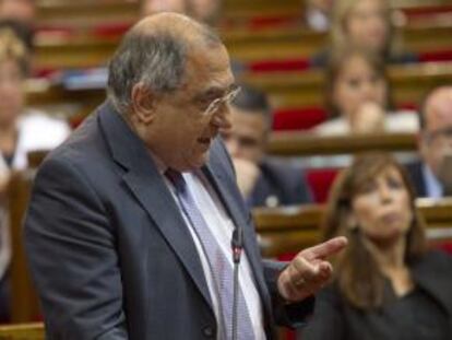 El portavoz del grupo parlamentario socialista (PSC), Joaquim Nadal, durante su intervención en la sesión de control al gobierno de la Generalitat.