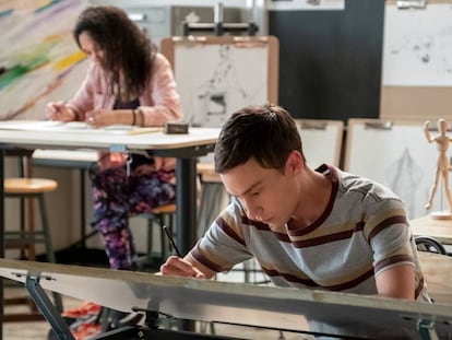 Keir Gilchrist en un instante de la tercera temporada de 'Atypical', serie que narra la vida de un chaval con autismo.