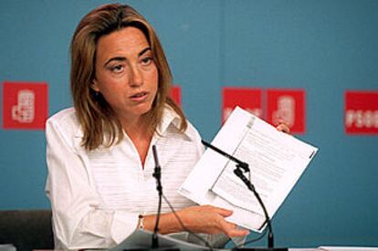 La responsable de Educación del PSOE, Carme Chacón, muestra parte de la memoria económica de la ley.