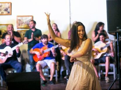 Una alumna, en plena sesi&oacute;n de baile dentro del Curso de Flamenco de Sanl&uacute;car.