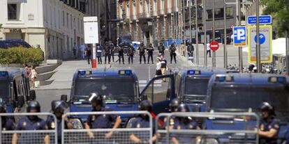 La policía ante las puertas del Congreso.