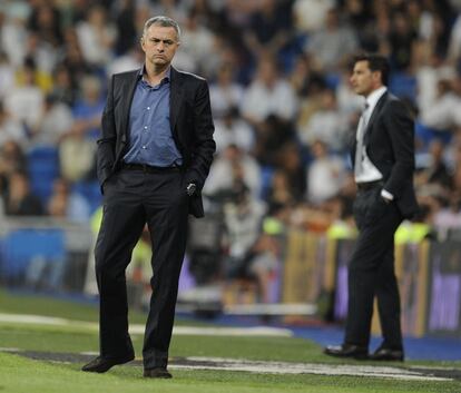 El entrenador del Real Madrid, José Mourinho, y el del Getafe, Míchel, observan el partido desde la zona técnica.