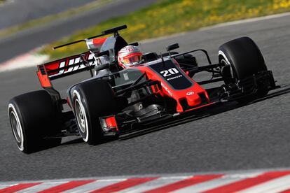 El danés Kevin Magnussen (Haas-Ferrar) pilota su VF-17 durante el segundo día de entrenamientos.