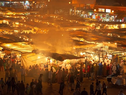 Puestos de comida callejera en la plaza Jemaa El-Fna de Marraquech (Marruecos).