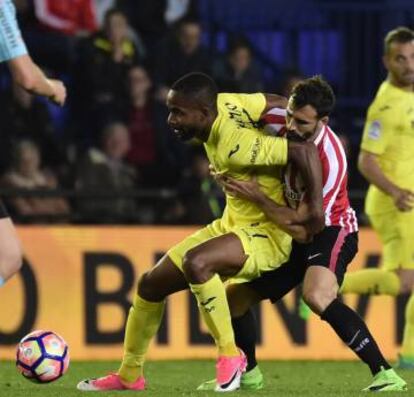 Balenziaga dispita la pelota a Bakambu, del Villarreal.