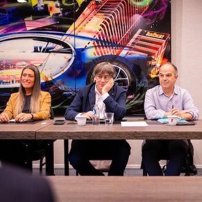 Carles Puigdemont junto con el secretario general de Junts, Jordi Turull, el presidente del Parlament, Josep Rull, y la presidenta de Junts en el Congreso, Miriam Nogueras, este miércoles en Waterloo.