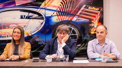 Carles Puigdemont junto con el secretario general de Junts, Jordi Turull, el presidente del Parlament, Josep Rull, y la presidenta de Junts en el Congreso, Miriam Nogueras, este miércoles en Waterloo.
