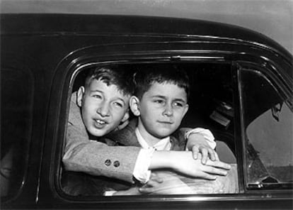 Michael Rosenberg (izquierda) y su hermano Robert, en una imagen de 1953 tras visitar a sus padres en la cárcel.